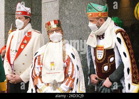 köln Carnival Dreigestyrn nehmen`s 24. Februar 2022 an der Eröffnung des Frauenkarnival-Tages in Köln Teil. (Foto von Ying Tang/NurPhoto) Stockfoto